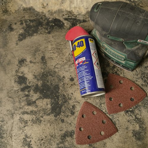 WD-40 gør det nemt at fjerne sort bitumenlim!